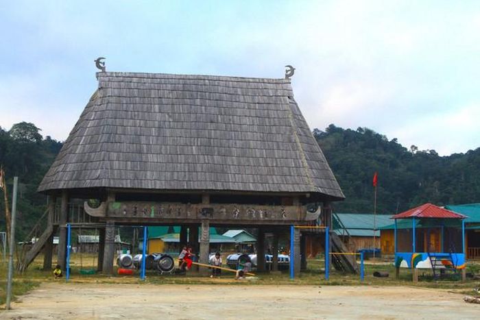 Các hộ dân được bố trí mặt bằng tập trung, gồm 1 nhà Gươl ở vị trí trung tâm thôn và các hộ dân xung quanh - Ảnh: VGP/Minh Trang