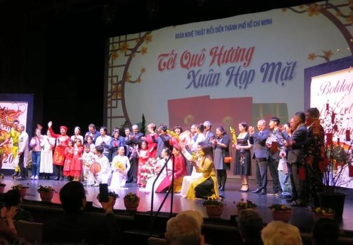 Chương trình văn nghệ của Đoàn nghệ thuật Thành phố Hồ Chí Minh với chủ đề "Tết quê hương - Xuân họp mặt" tại Hungary