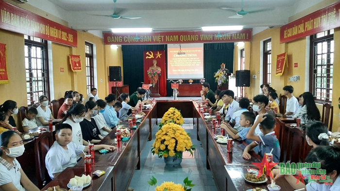  Ban CHQS huyện Thanh Miện gặp mặt, động viên, tặng quà các cháu học sinh là con cán bộ, nhân viên Ban CHQS huyện có thành tích cao trong học tập năm học 2022-2023. 