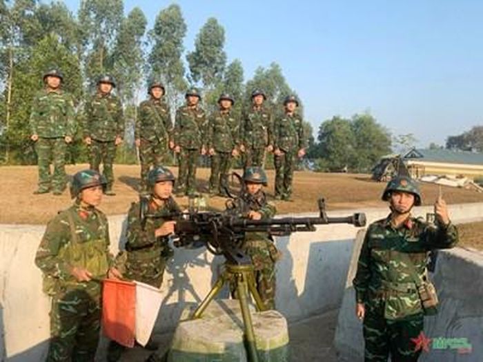Cán bộ, chiến sĩ Tiểu đoàn Phòng không 16, Sư đoàn 3, Quân khu 1 luôn khắc phục khó khăn, đoàn kết, đồng lòng hoàn thành tốt nhiệm vụ trực chiến. 