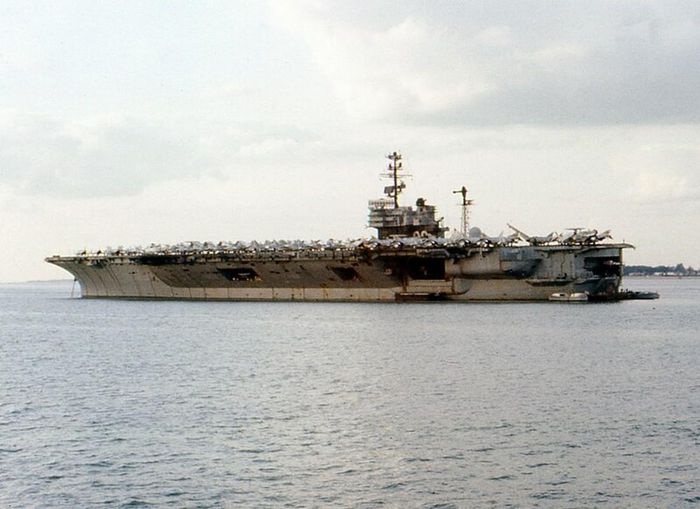 Khi bốn chiếc tàu sân bay thuộc lớp Kitty Hawk được cho loại biên, lượng giãn nước đầy tải của chúng vượt quá 80.000 tấn. Nó có thể chở nhiều loại máy bay hoạt động trên tàu sân bay, đồng thời kết hợp với khả năng cất cánh bằng máy phóng, nó đủ sức đè bẹp hầu hết các quốc gia trên thế giới.