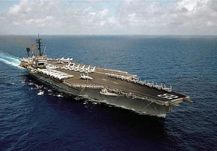 Những thiết kế của lớp tàu sân bay Kitty Hawk đã chứng tỏ tính hợp lý trong quá trình sử dụng sau này và trở thành cấu hình tiêu chuẩn của các tàu sân bay Mỹ trong một thời gian dài. Lớp Nimitz hiện tại, lực lượng chủ lực của Hải quân Mỹ, đi theo thiết kế của sàn đáp của Kitty Hawk.