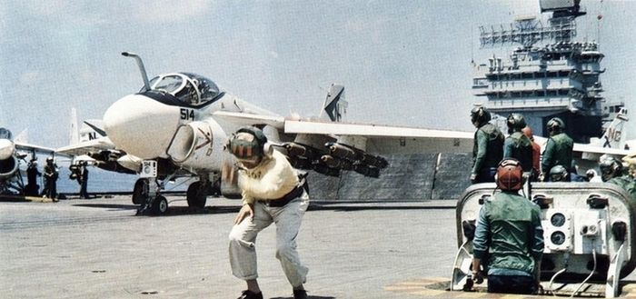 Để tiết kiệm thời gian và giảm chi phí, USS America đã áp dụng các thông số kỹ thuật của Constellation và từ bỏ sơ đồ năng lượng truyền thống của một con tàu lớn, để tập trung vào khả năng hoạt động trên biển dài hơn và tốc độ cao hơn cũng như cải tiến một số vũ khí. Những cải tiến này đã nâng lượng giãn nước đầy tải của USS America vượt quá 78.000 tấn.