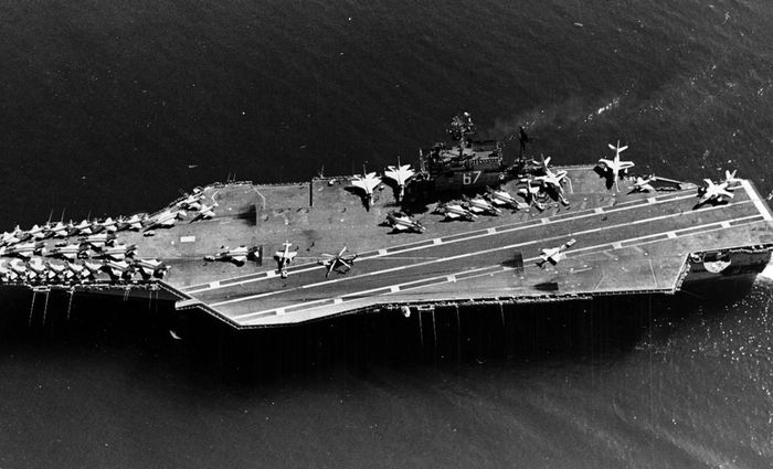 Chiếc tàu thứ tư, USS Kennedy, tiếp tục nâng cấp hệ thống phòng không tự vệ, thân tàu, hệ thống điện, thang máy, máy phóng và cáp hãm; nhiều sửa đổi về thiết kế cũng đã được áp dụng. Việc đưa vào sử dụng những thiết bị mới này, làm tăng thêm trọng tải của tàu Kennedy lên 83.000 tấn so với ba chiếc tàu trước đó.