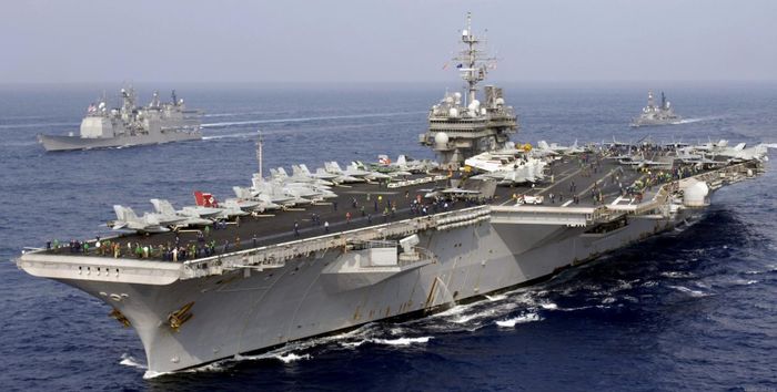 Là lớp tàu sân bay sử dụng động cơ thông thường cuối cùng của Mỹ, lớp Kitty Hawk đã thống trị danh sách này trong nhiều thập kỷ. Người Trung Quốc tương đối quen thuộc với lớp tàu sân bay này, lý do rất đơn giản, Kitty Hawk đã đóng ở Nhật Bản, với tư cách là soái hạm của Hạm đội 7 trong một thời gian dài. Từ lâu, đây là mối đe dọa mà Hải quân Trung Quốc phải đối đầu trực diện.