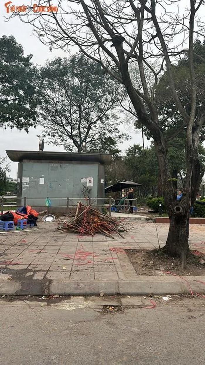 Những cành đã lỡ nở, nhiều tiểu thương tiện chọn cách đốt luôn trên phố.