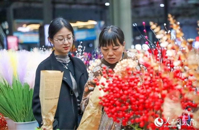 Khách hàng chọn hoa tại chợ.