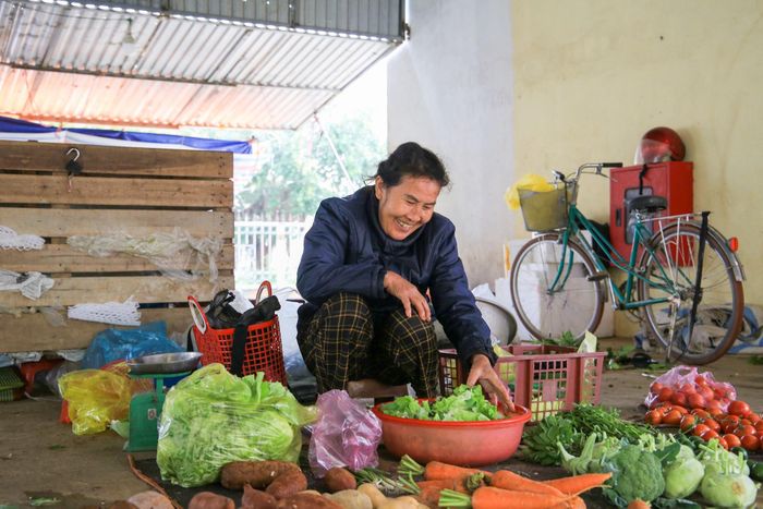  Bà Nguyễn Thị Quy (58 tuổi) vui vẻ nói: "Năm nay tôi bán rất “đắt” hàng, lượng khách mua dịp Tết đông đúc. Bán xong sáng nay là tôi nghỉ để chuẩn bị đồ cúng cho đêm giao thừa, rồi cùng gia đình đón Tết".