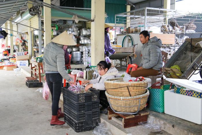 Mộc mạc là vậy, nhưng chợ Tảo cái gì cũng có, từ hàng nhập nơi khác về cho đến đến cây nhà lá vườn rau, củ, quả, lá dong, lá chuối, dưa hành, cau trầu... đều đầy đủ.