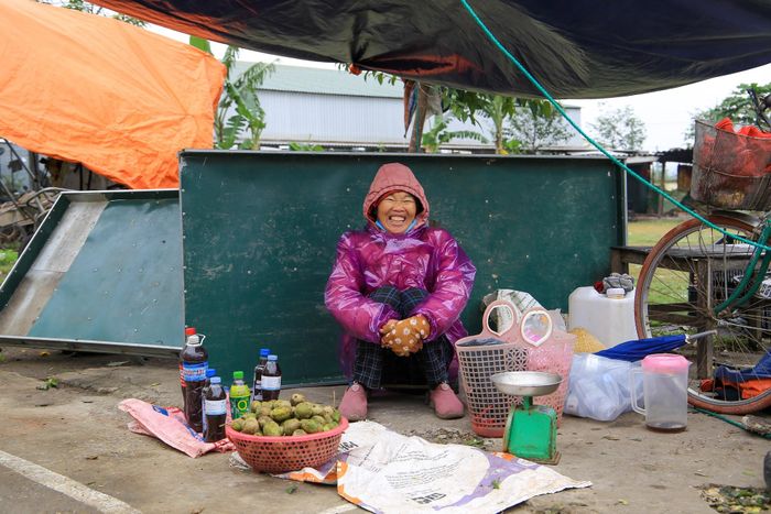 Chợ Tảo không chỉ là nơi cung cấp nhu yếu phẩm cho bà con, mà khung cảnh bình yên ở đây gợi cho nhiều người nhớ về quê hương và tuổi thơ trong mỗi dịp Tết. (Ảnh: Hoàng Hải). 