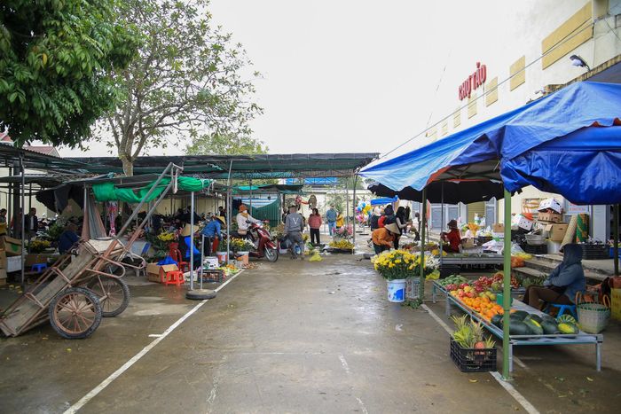 Dạo một vòng quanh chợ, không khí Tết tràn ngập khắp nơi với đa dạng các mặt hàng, nhu yếu phẩm như cá, thịt, hoa quả, bánh kẹo, câu đối, đồ thờ cúng, trang trí Tết,...