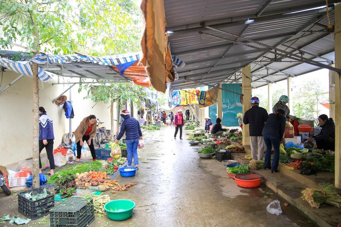 Không giống như thành phố, chợ quê đơn giản với những hàng, sạp hay chỉ là một gánh với 2 chiếc thúng, một tấm nilong, bao bì trải ra dưới đất là có thể đặt đồ ra để bán.