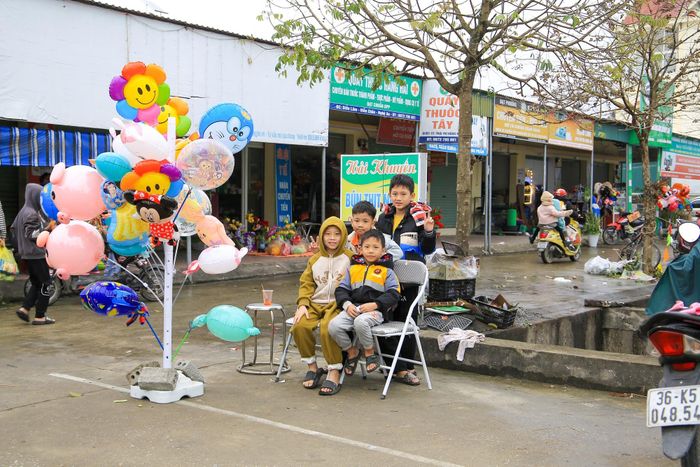 Các em học sinh háo hức được đi chợ ngày Tết.