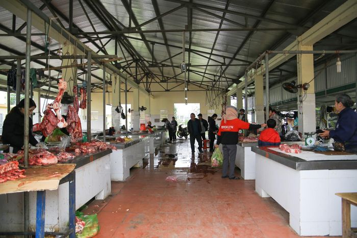 Hoạt động mua bán ngày 30 Tết diễn ra nhộn nhịp.