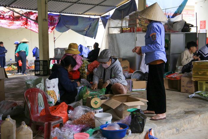 Bà con tranh thủ đi chợ để sắm sửa đón Tết ngày cuối năm.