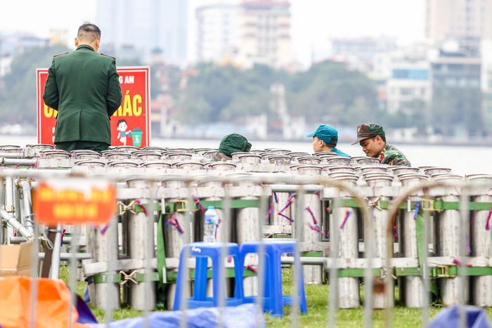 Công tác chuẩn bị sẽ hoàn thành vào 18h ngày 30 Tết. Nhiệm vụ bắn pháo hoa phục vụ nhân dân sẽ diễn ra 15 phút trong thời khắc Giao thừa.
