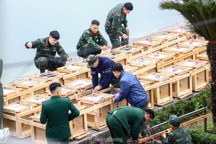 Trận địa pháo hoa tại hồ Ngọc Khánh được dựng lên, đây là một trong 32 điểm bắn pháo hoa phục vụ người dân trong dịp Tết Giáp Thìn 2024 tại Thủ đô.