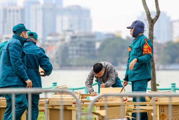 Do không gian rộng, thoáng, người dân ở quanh khu vực Hồ Tây hay Ba Đình đều có thể ngắm pháo hoa tầm cao tại hồ Tây.