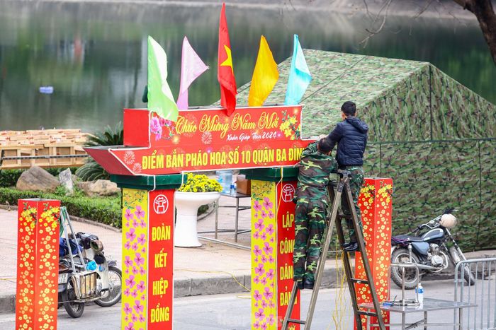 Trận địa pháo tại các điểm bắn pháo hoa ở Hà Nội bắt đầu được lắp đặt vào sáng nay, 30 Tết.