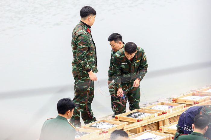 Theo Bộ Tư lệnh Thủ đô Hà Nội, tại mỗi trận địa pháo sẽ có từ 60 đến 80 cán bộ, chiến sĩ phối hợp với lực lượng địa phương để bảo đảm an toàn trong suốt quá trình bắn pháo.
