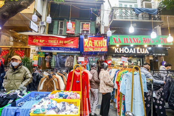 Các quầy hàng đồng loạt treo biển giảm giá mạnh, đồng giá, xả hàng ngày Tết,…để thu hút người mua.