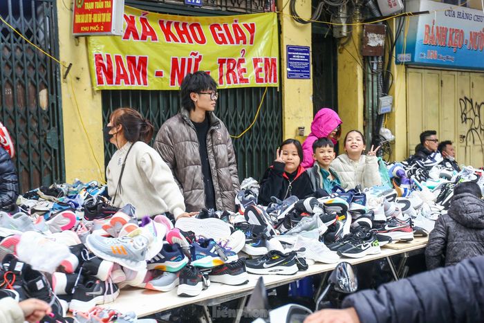 Nhiều người chọn mua đồ ngày cuối năm để được giá tốt nhất có thể.