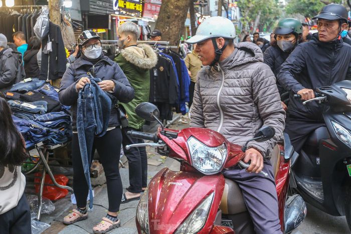 Chọn đồ vội vã trong chiều 30 Tết.
