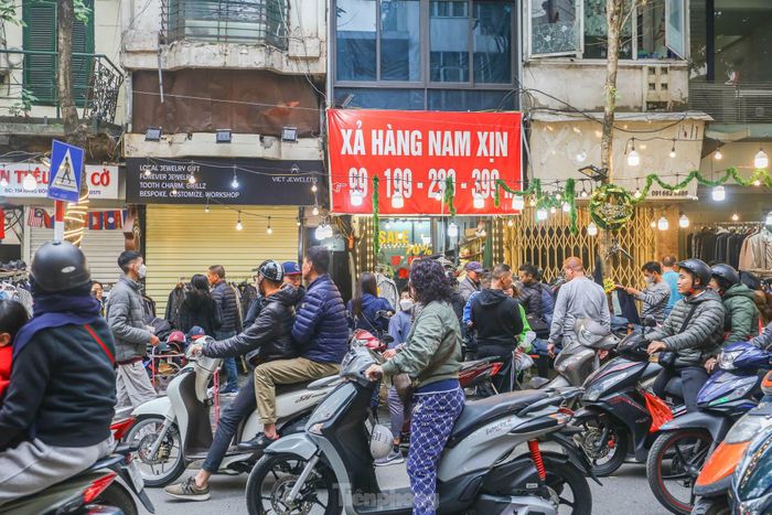 Các mặt hàng thời trang giảm giá thu hút khá đông khách hàng