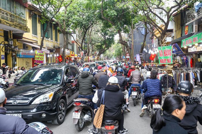 Phố Hàng Bông đông nghẹt trong chiều 30 Tết.