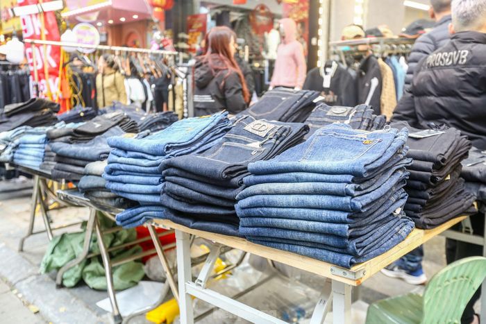 Thời tiết rét lạnh dịp Tết nên quần áo mùa đông hút khách.