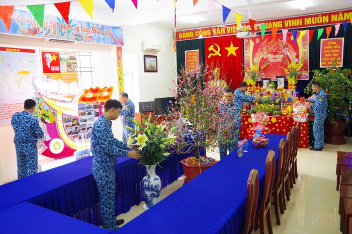Cán bộ, thủy thủ tàu ngầm 184-Hải Phòng trang trí phòng đón xuân