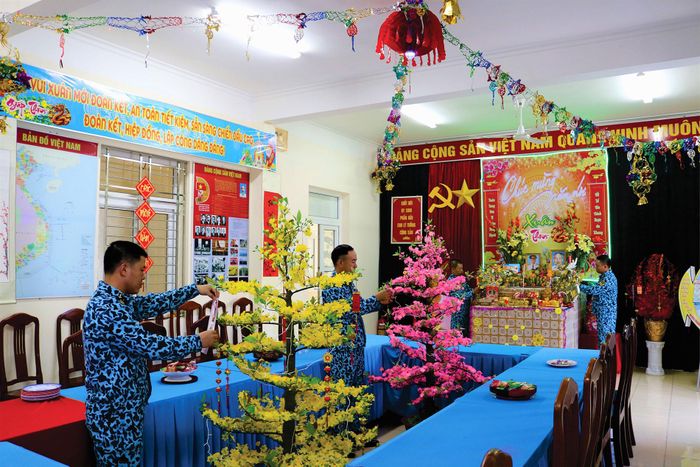 Cán bộ, thủy thủ trang trí phòng đón xuân