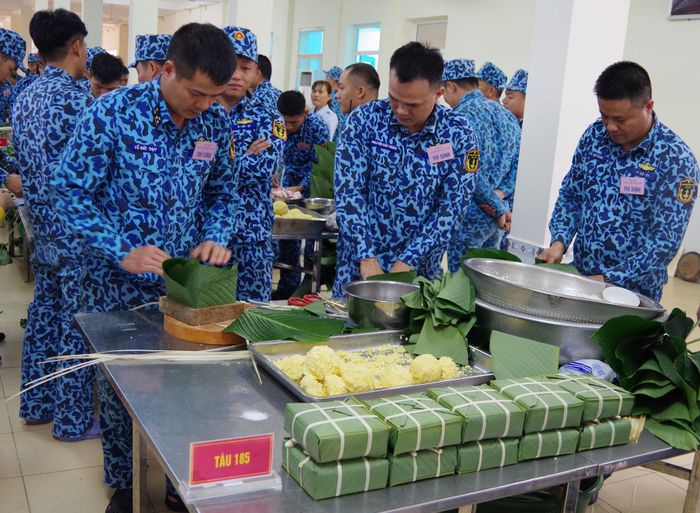 Cán bộ, thủy thủ Tàu 185 tham gia hội thi Bánh chưng xanh