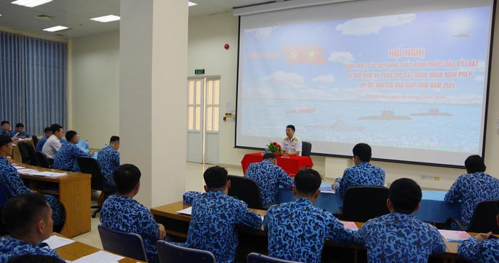 Chỉ huy Lữ đoàn quán triệt quy tắc an toàn cho quân nhân trước khi nghỉ phép