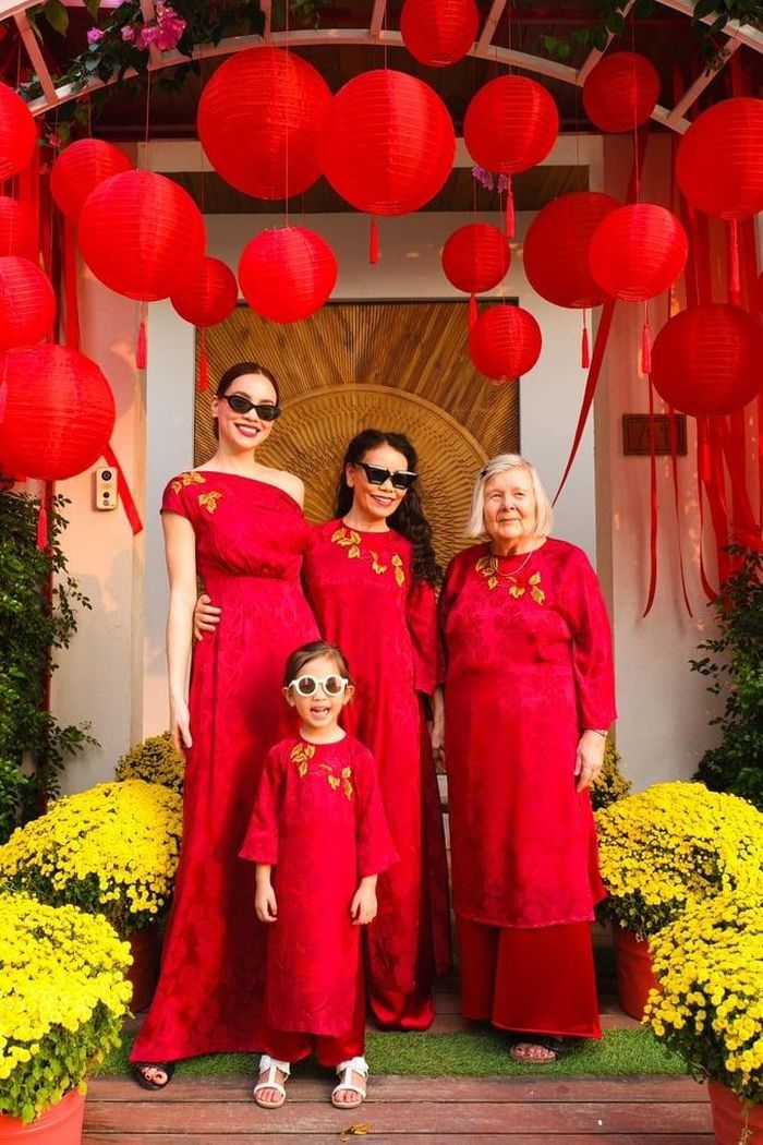 Có thể thấy, mối quan hệ giữa Hồ Ngọc Hà và gia đình chồng rất tốt đẹp, thân thiết như ruột thịt. Khán giả bày tỏ sự ngưỡng mộ bởi cách cư xử khéo léo của Hồ Ngọc Hà với. gia đình hai bên.