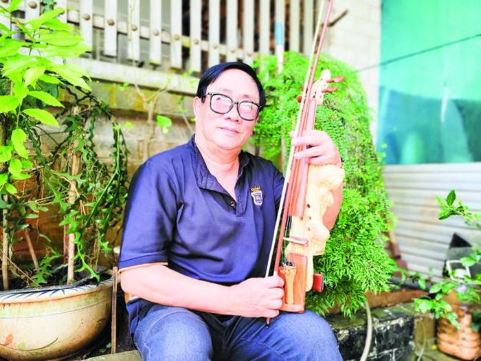 Đàn violin cà phê là "đứa con tinh thần" mới nhất của nghệ sĩ Nguyễn Trường.