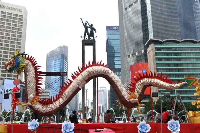 Tác phẩm điêu khắc rồng mừng Năm mới Giáp Thìn ở Jakarta, Indonesia ngày 7/2/2024. (Ảnh: THX/TTXVN)