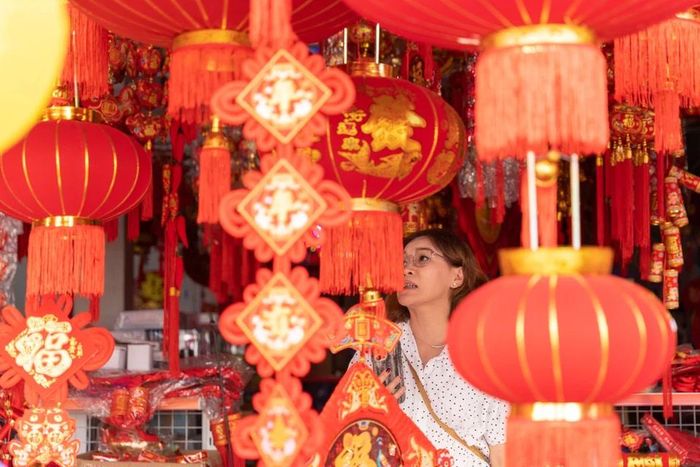 Người dân chọn mua đồ trang trí Tết Nguyên đán tại khu chợ ở Viêng Chăn, Lào, ngày 1/2/2024. (Ảnh: THX/TTXVN)