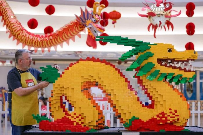 Hoàn thiện tác phẩm rồng bằng lego mừng Tết Nguyên đán Giáp Thìn tại British Columbia, Canada. (Ảnh: THX/TTXVN)