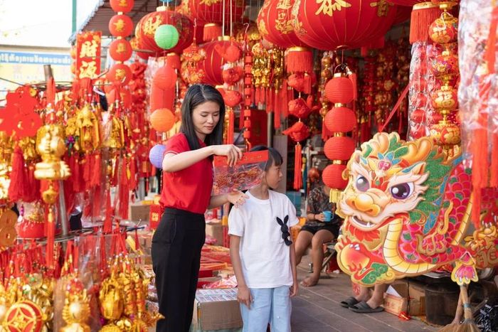 Người dân chọn mua đồ trang trí Tết Nguyên đán tại khu chợ ở Vientiane, Lào, ngày 1/2/2024. (Ảnh: THX/TTXVN)