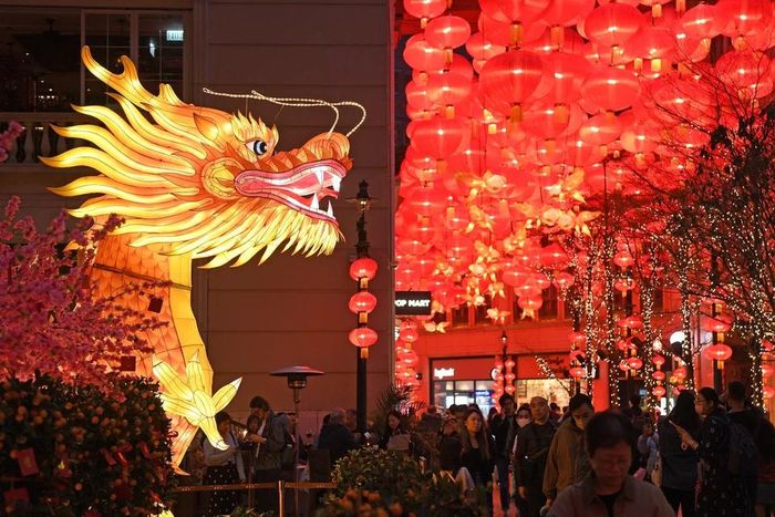 Đường phố được trang hoàng đón Tết Nguyên đán tại Hong Kong, Trung Quốc, ngày 31/1/2024. (Ảnh: THX/TTXVN)