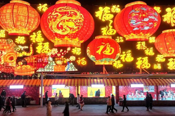 Người dân du xuân ngắm đèn lồng trang hoàng mừng Năm mới Giáp Thìn ở Đường Sơn, tỉnh Hà Bắc, Trung Quốc ngày 7/2/2024. (Ảnh: THX/TTXVN)