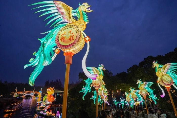 Đèn lồng được thắp sáng rực rỡ đón Tết Nguyên đán tại tỉnh Giang Tô, Trung Quốc, ngày 29/1/2024. (Ảnh: THX/TTXVN)