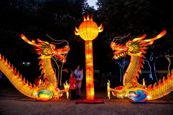 Người dân du xuân ngắm đèn lồng ở Thái Châu, tỉnh Giang Tô, Trung Quốc ngày 7/2/2024. (Ảnh: THX/TTXVN)