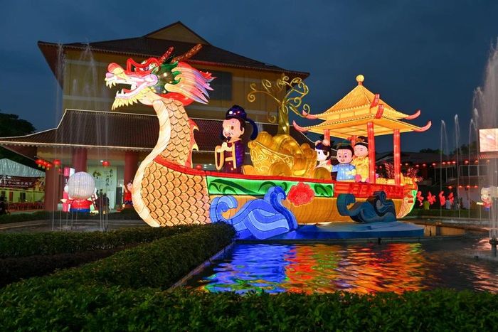 Đèn lồng thuyền rồng được trang hoàng đón Năm mới Giáp Thìn ở bang Selangor, Malaysia ngày 7/2/2024. (Ảnh: THX/TTXVN)