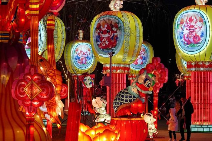 Người dân du xuân ngắm đèn lồng ở thị trấn Tần Hoàng Đảo, tỉnh Hà Bắc, Trung Quốc ngày 7/2/2024. (Ảnh: THX/TTXVN)