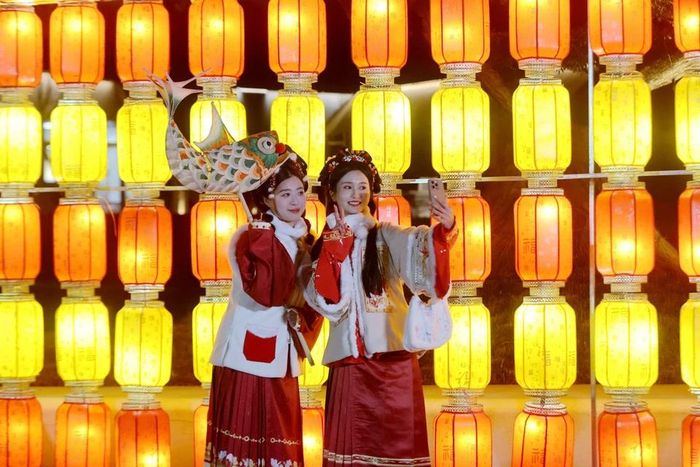 Người dân du xuân tại lễ hội đèn lồng ở Đức Thanh, tỉnh Chiết Giang, Trung Quốc ngày 7/2/2024. (Ảnh: THX/TTXVN)