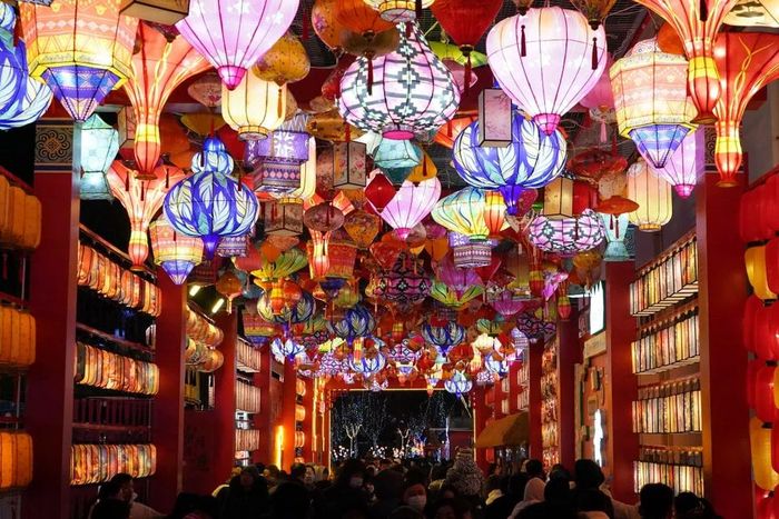 Người dân du xuân tại lễ hội đèn lồng ở thị trấn Tần Hoàng Đảo, tỉnh Hà Bắc, Trung Quốc ngày 7/2/2024. (Ảnh: THX/TTXVN)