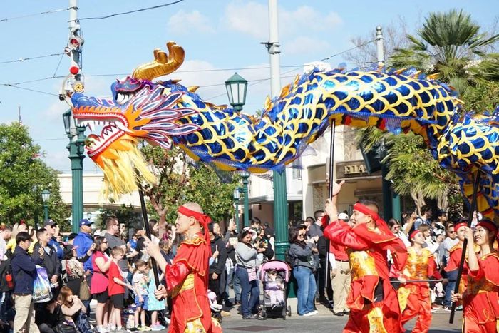 Các nghệ sỹ biểu diễn múa rồng đón Tết Nguyên đán tại công viên Disney California ở Anaheim, California, Mỹ. (Ảnh: THX/TTXVN)