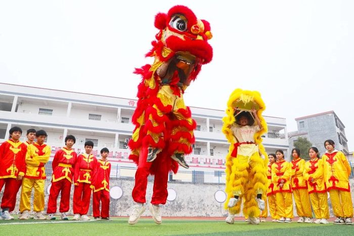 Các em học sinh biểu diễn múa sư tử mừng Tết Nguyên đán tại tỉnh Hồ Nam, Trung Quốc. (Ảnh: THX/TTXVN)